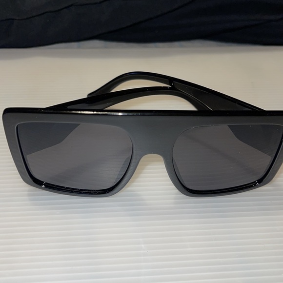 COPY - Oversized All black Sunglasses - Picture 5 of 5